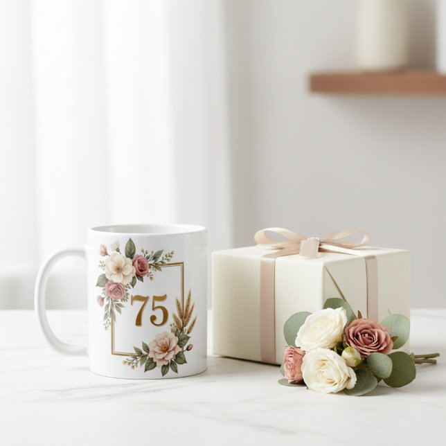 Shabby Chic Blommig 75-årsdag Anpassad Guld Ram Kaffemugg (Elegant Floral 75th Birthday Custom Name & Date Coffee Mug)