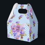 Shabby chic Blue Gingham Pansy Bröllop Blommigt Ca Presentaskar<br><div class="desc">Shabby chic Blue Gingham Pansy Blommigt Cake-design,  med ett helt anpassade namn. Designad från en av mina ursprungliga katt teckning,  en måste för alla kattälskare!</div>