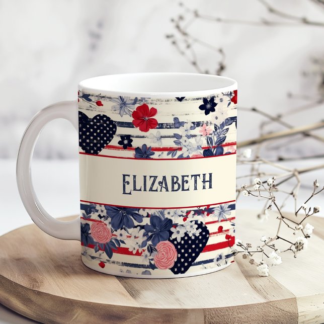 Shabby Patriotic Independence day Blommigt Flagga Kaffemugg (Shabby Patriotic Independence Day Floral Flag Coffee Mug on a boho kitchen table with tiny flowers.)