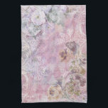 Shabby Vintage Blommigt Kitchen Towel Kökshandduk<br><div class="desc">Söt i ett lätt tryckt Shabby-kollage stil med maskor i snöre,  pannor och blommor samt en gråvit graverad rulla gräns på en harlequindiamantbakgrund med subtila antika handskrivna texter i lilak-,  ro och grått-nyanser.</div>