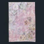 Shabby Vintage Blommigt Kitchen Towel Kökshandduk<br><div class="desc">Söt i ett lätt tryckt Shabby-kollage stil med maskor i snöre,  pannor och blommor samt en gråvit graverad rulla gräns på en harlequindiamantbakgrund med subtila antika handskrivna texter i lilak-,  ro och grått-nyanser.</div>