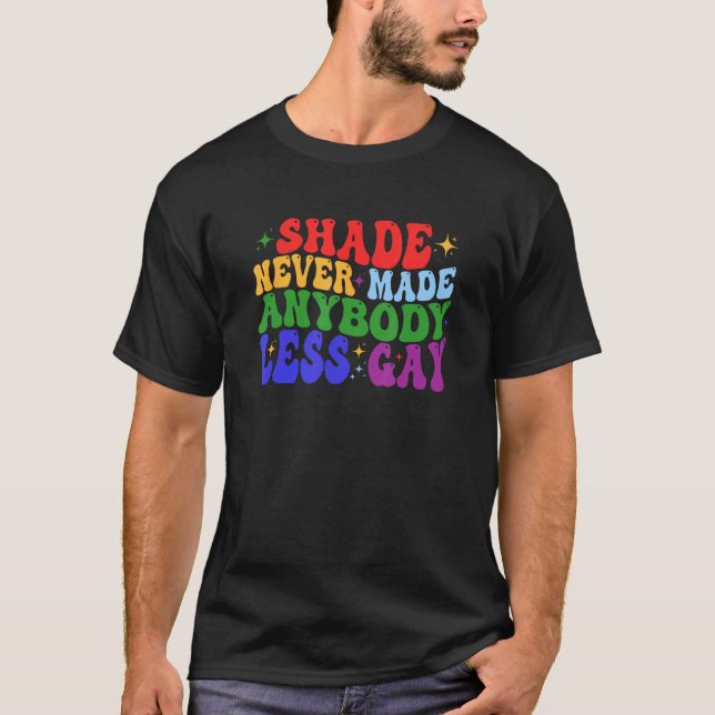 Shade Never Made Anybody Less Gay LGBTQ Rainbow Pr T Shirt (Framsida)