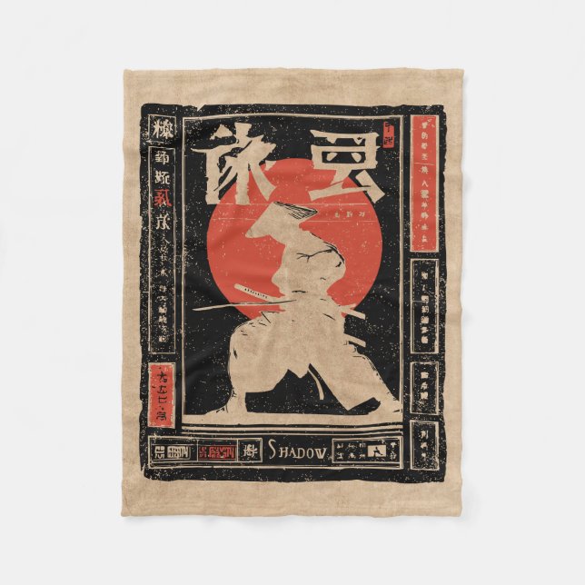 Shadow Samurai Japandi Art | Wabi Sabi Red Sol Fleecefilt (Framsidan)