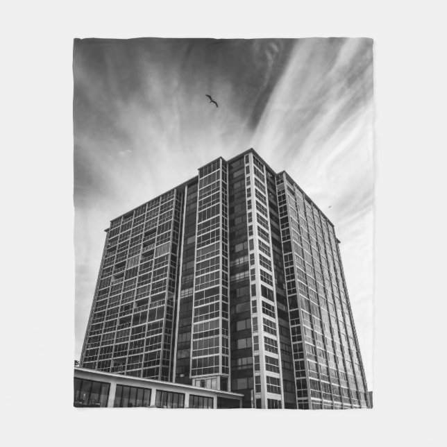 Shadows and Steel: The Silent Giant in the City Fleecefilt (Framsidan)