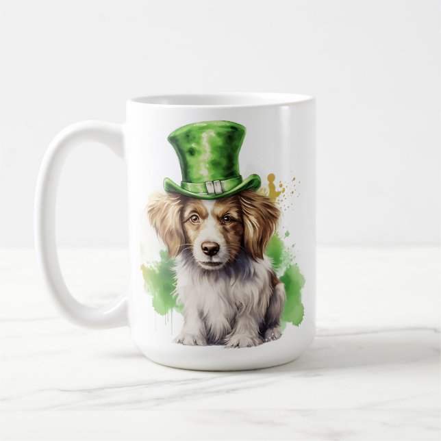 SHAGGY TAN HUND MED GRÖNT IRISH HAT KAFFEMUGG (Vänster)