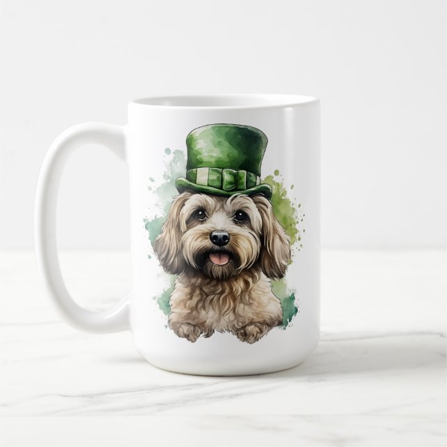 SHAGGY TAN HUND MED GRÖNT IRISH HAT KAFFEMUGG (Vänster)