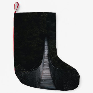 SHALLOW FOOCUS PHOTO OF BROWN WOODEN BRIDGE LITEN JULSTRUMPA