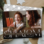 Shalom Peace Kärlek Light Modern Hanukkah-fotokort Inbjudningar<br><div class="desc">Ett modernt, minimalistiskt och unikt helgdag-kort med ett utfallsfoto med en svart toning med partiell genomskinlig fotoövertäckning. Ett stort lätt grått (kan ändras till valfritt färg) festive hälsning 'SHALOM' i klassisk serif-typografi skrivs ut överst. Ett smalt tomt utrymme springa genom mitten i denna stora text längs hela dess längd fylld...</div>