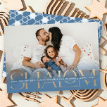Shalom Peace Kärlek Light Modern Hanukkah-fotokort Inbjudningar<br><div class="desc">Ett modernt, minimalistiskt och unikt helgdag-kort med ett utfallsfoto med en blå färgtonsövertoning med partiell genomskinlig fotoövertäckning. En stor faux guld-folie festive hälsning 'SHALOM' i klassisk serif-typografi trycks på ovansidan. Ett smalt tomt utrymme springa genom mitten i detta stora dokument längs hela dess längd fyllt med budskapet "fred, kärlek och...</div>
