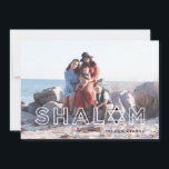 Shalom Star Hanukkah Helgdag Card Julkort<br><div class="desc">"Shalom" i ord säger allt på detta moderna Hanukkah-fotokort med David stjärna. Bakgrunden till färg på baksidan är anpassade. Sök efter produkter från Parcel Studios.</div>