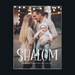 Shalom White Lettering Overlay Photo Hanukkah Helg Vykort<br><div class="desc">Lycklig Hanukkah! Skicka helgdag önskemål och hälsning till familj och vänner med det här fotovykortet för helgdag med "Shalom"-övertäckning. Anpassa genom att lägga till namn,  meddelande och foton. Den här designen är tillgänglig som ett platt kort,  ett vikat kort och ett vykort.</div>