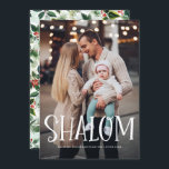 Shalom White Lettering Overlay Photo Hanukkah Julkort<br><div class="desc">Lycklig Hanukkah! Skicka helgdag önskemål och hälsning till familj och vänner med det här platta helgdag. Den har "Shalom"-övertäckning och vattenfärgsblad och röda bär mönster. Anpassa genom att lägga till namn,  meddelande och foton. Den här designen är tillgänglig som ett platt kort,  ett vikat kort och ett vykort.</div>