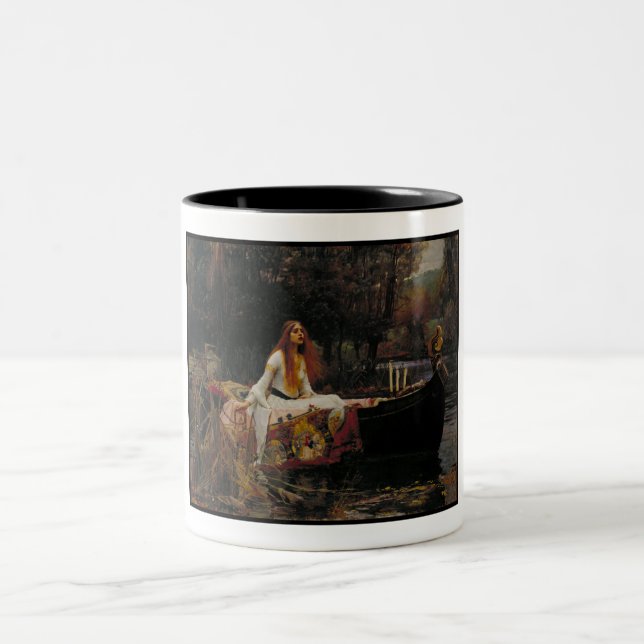 Shalottkvinnan: En keltisk sjöspökhistoria Två-Tonad Mugg (Center)