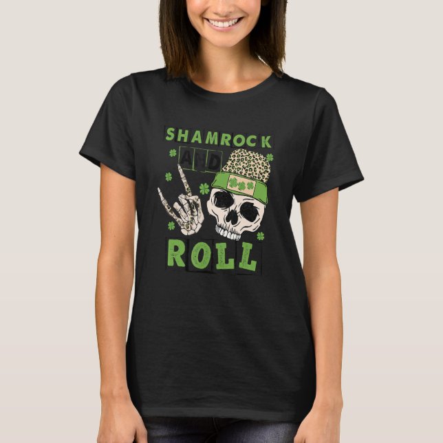 Shamrock and Roll Funny Skeleton Hand Rocker St Pa T Shirt (Framsida)