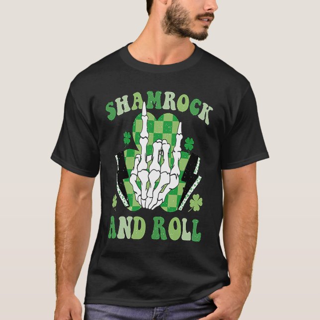 Shamrock and Roll Skeleton Retro St Pattys Patrick T Shirt (Framsida)