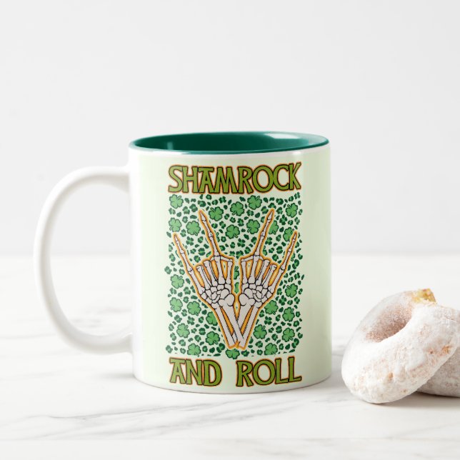 Shamrock and Roll St patrick's day Två-Tonad Mugg (Med munk)