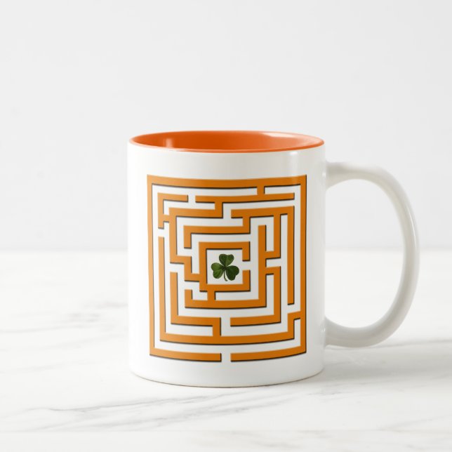 Shamrock i orange labyrintutmaning Två-Tonad mugg (Höger)