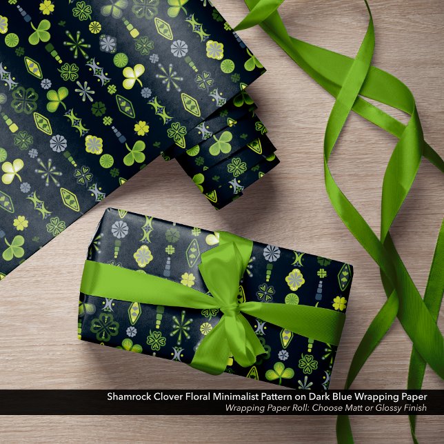 Shamrock Klöver Blommigt minimalist Mönster Presentpapper (Shamrock, Clover, and Floral Minimalist Pattern Dark Blue Wrapping Paper)