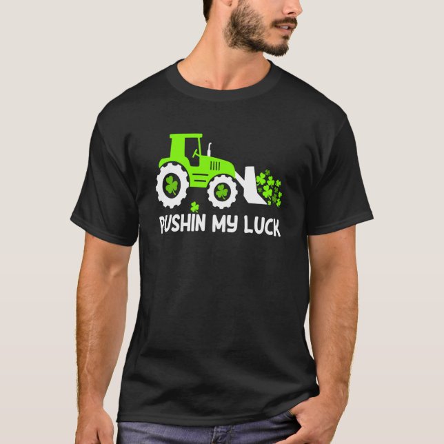 Shamrock Pushin My Luck Farmer St Patrick's Day Me T Shirt (Framsida)
