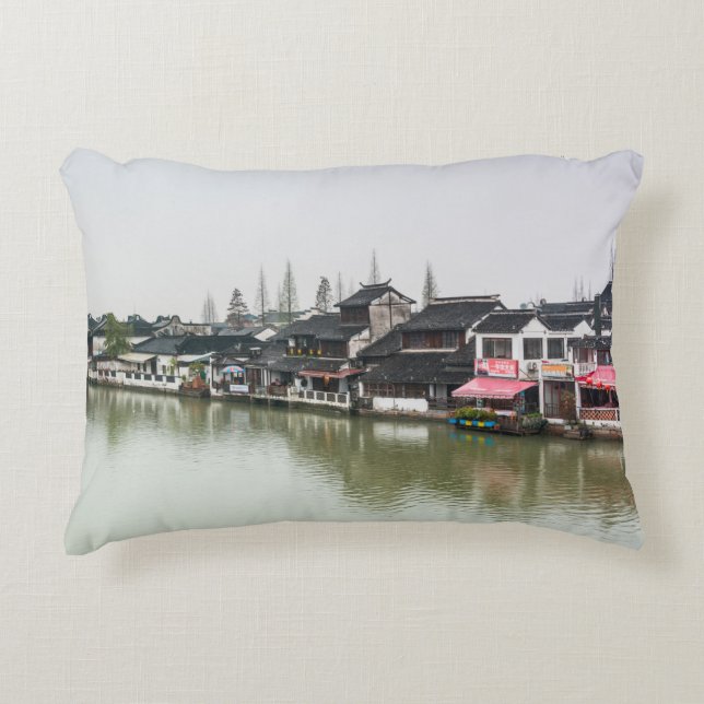 Shanghai, China, Mar 30, 2017, Wooden historic bui Prydnadskudde (Framsidan)