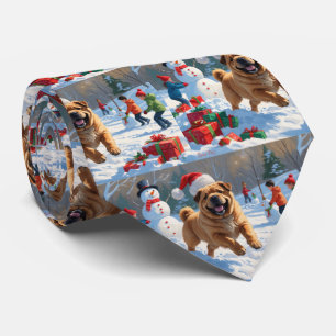 Shar Pei springer i snö med julhatt Slips