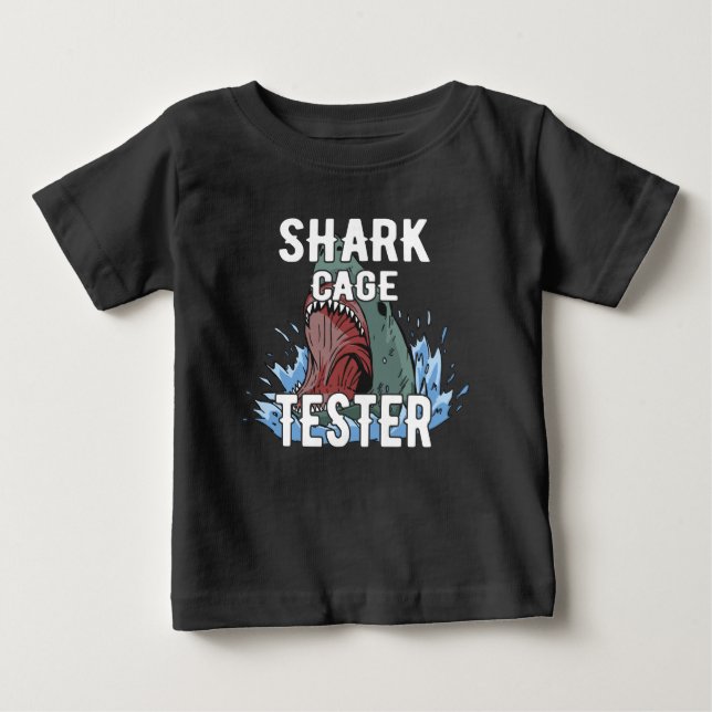 Shark Cage Tester - Finny Ocean Äventyr Humor T Shirt (Framsida)