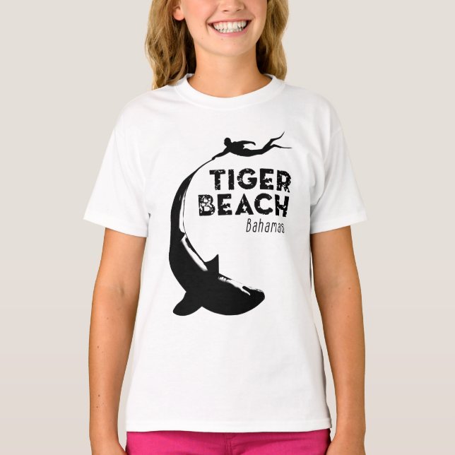 Shark Diving vid Tiger Beach T Shirt (Framsida)