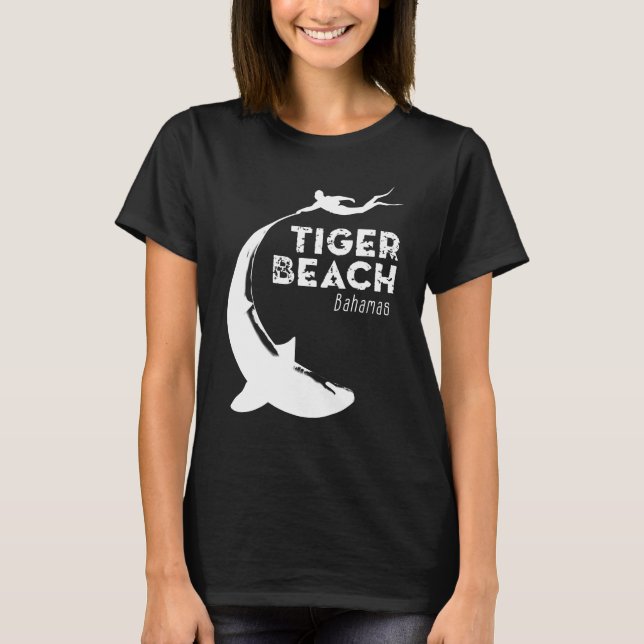 Shark Diving vid Tiger Beach T Shirt (Framsida)
