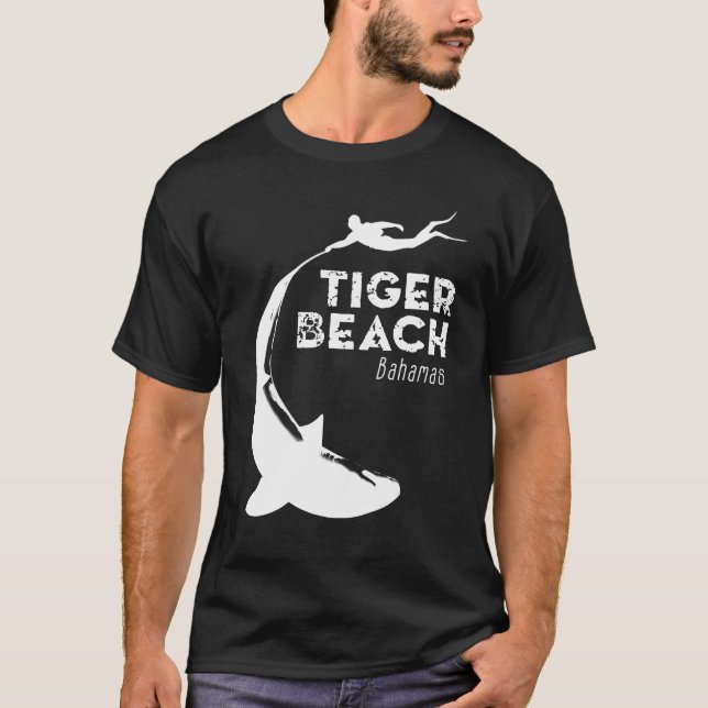 Shark Diving vid Tiger Beach T Shirt (Framsida)