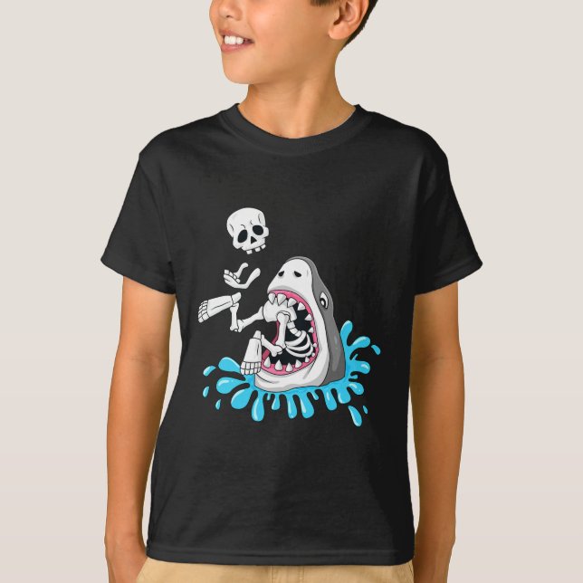 Shark Eats Skeleton Roligt Halloween Boys Girls Ki T Shirt (Framsida)