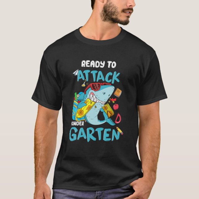 Shark Kid Attack Kindergarten Back to school med T Shirt (Framsida)