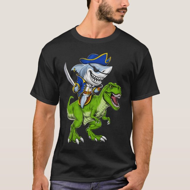 Shark Pirat Riding T-Rex Dinosaur T Shirt (Framsida)