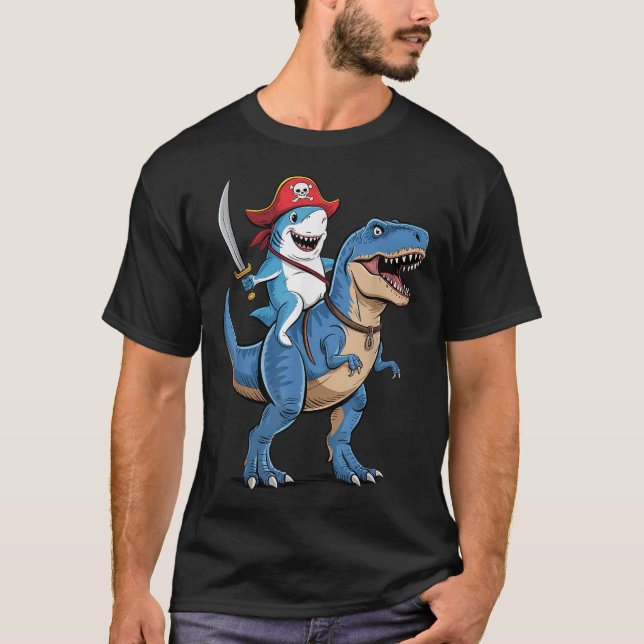 Shark Riding Dinosaur t Rex Pirat Shirt (Framsida)