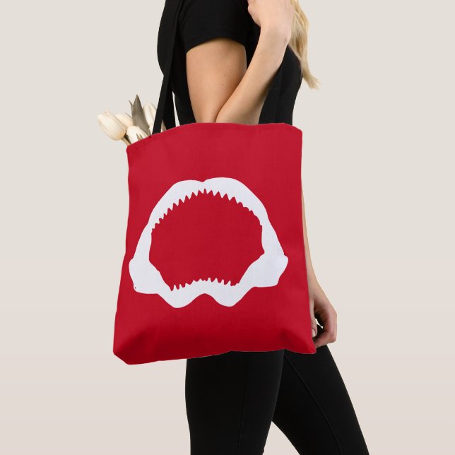 Shark Teeth Blood Red Tygkasse (Närbild)