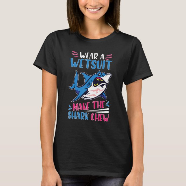 Sharks Wear A Wetsuit   Make The Shark Chew T Shirt (Framsida)