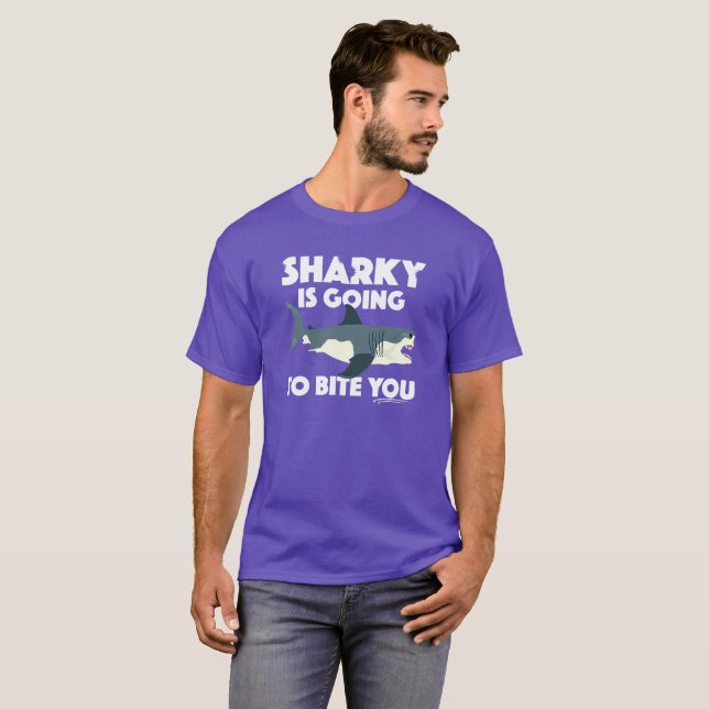Sharky går till Bita som du utformar - grundläggan T Shirt (Hel framsida)