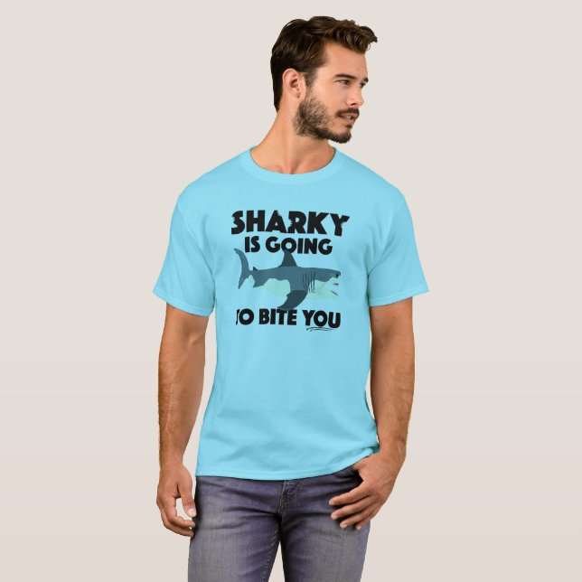 Sharky går till Bita som du utformar - Manar Basic T Shirt (Hel framsida)