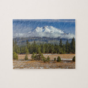 SHASTA för MONTERING 310D ÖVER Ett FÄLT AV SNÖ Pussel