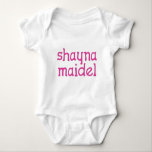 Shayna Maidel T-shirt<br><div class="desc">Tee,  onsies,  knappar,  magneter och så vidare för din shayna maidel. Alla produkter är anpassade: ändra produkten,  backgournd färg,  lägg till gräns eller skapa ett fotokort. Perfekten Chanukah-gåva!</div>