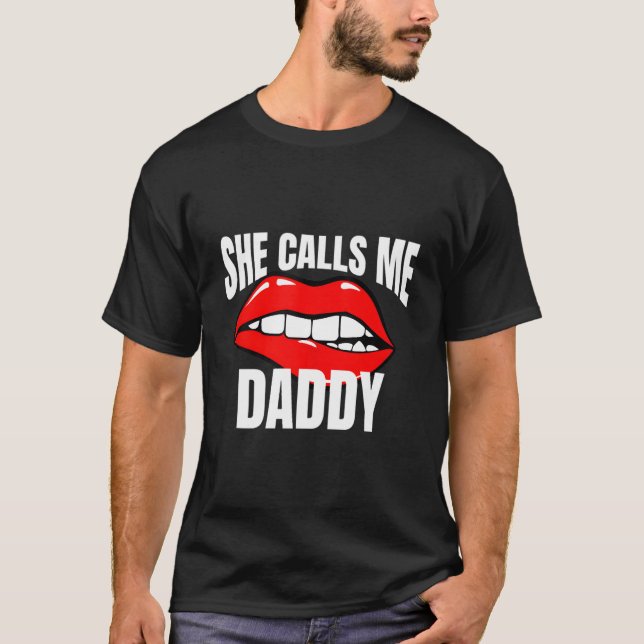 She Calls Me Daddy Humor For A Humor T Shirt (Framsida)