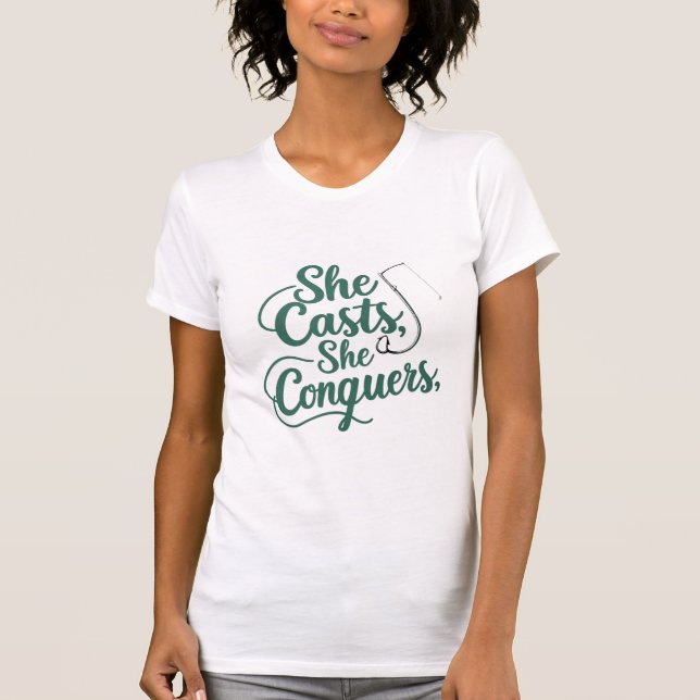 She Casts, She Conquers – Women’s Fishing Tee (Framsida)