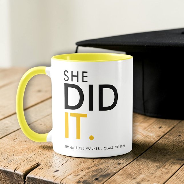 She Did It Black Yellow Graduation Gift Mugg (Skapare uppladdad)