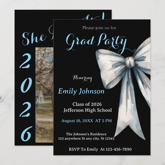 She did it Graduation invitation Photo Blue Bow  Inbjudningar (Fram/baksida)