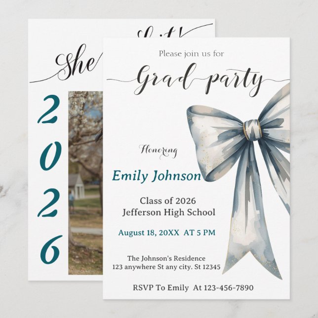 She did it Graduation invitation Photo Blue Bow  Inbjudningar (Fram/baksida)
