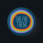 SHE/HE/THEM Pronounces Colorful Rainbow Circle Knapp<br><div class="desc">Anpassa med den här coolan. Gör en underbar gåva! Du kan anpassa den och även lägga till text. Kolla min butik för mycket mer färg och mönster! Säg till om du vill ha nåt anpassningsbar också.</div>