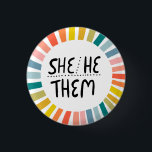 SHE/HE/THEM Pronouns Rainbow Handlettered Pride Knapp<br><div class="desc">Anpassa med den här coolan. Gör en underbar gåva! Du kan anpassa den,  ändra färgen i bakgrunden och även lägga till text. Kolla min butik för mycket mer färg och mönster! Säg till om du vill ha nåt anpassningsbar också.</div>