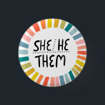 SHE/HE/THEM Pronouns Rainbow Handlettered Pride Knapp<br><div class="desc">Anpassa med den här coolan. Gör en underbar gåva! Du kan anpassa den,  ändra färgen i bakgrunden och även lägga till text. Kolla min butik för mycket mer färg och mönster! Säg till om du vill ha nåt anpassningsbar också.</div>