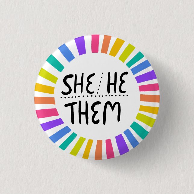 SHE/HE/THEM Pronouns Rainbow Handlettered Pride Knapp (Framsida)