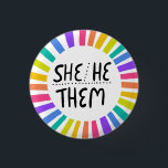 SHE/HE/THEM Pronouns Rainbow Handlettered Pride Knapp<br><div class="desc">Anpassa med den här coolan. Gör en underbar gåva! Du kan anpassa den,  ändra färgen i bakgrunden och även lägga till text. Kolla min butik för mycket mer färg och mönster! Säg till om du vill ha nåt anpassningsbar också.</div>