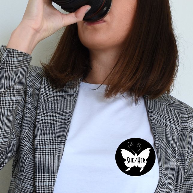 SHE/HER Diva Butterfly Round Black-knapp Knapp (Skapare uppladdad)